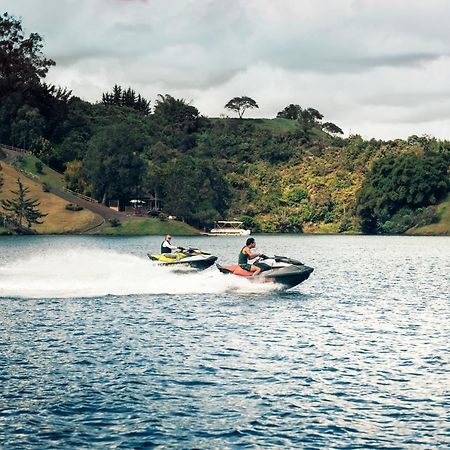 The Boato Hotel Guatapé Екстериор снимка Jet skiing on Lake Awoiti
