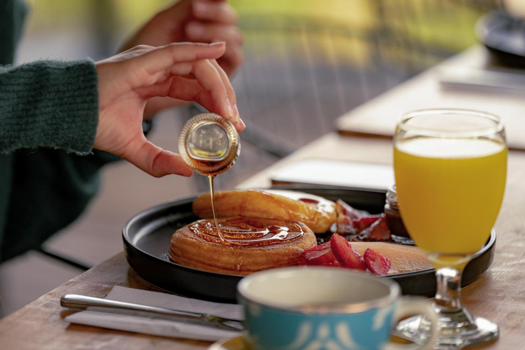 The Boato Hotel Guatapé Екстериор снимка Maple syrup being drizzled on a pastry