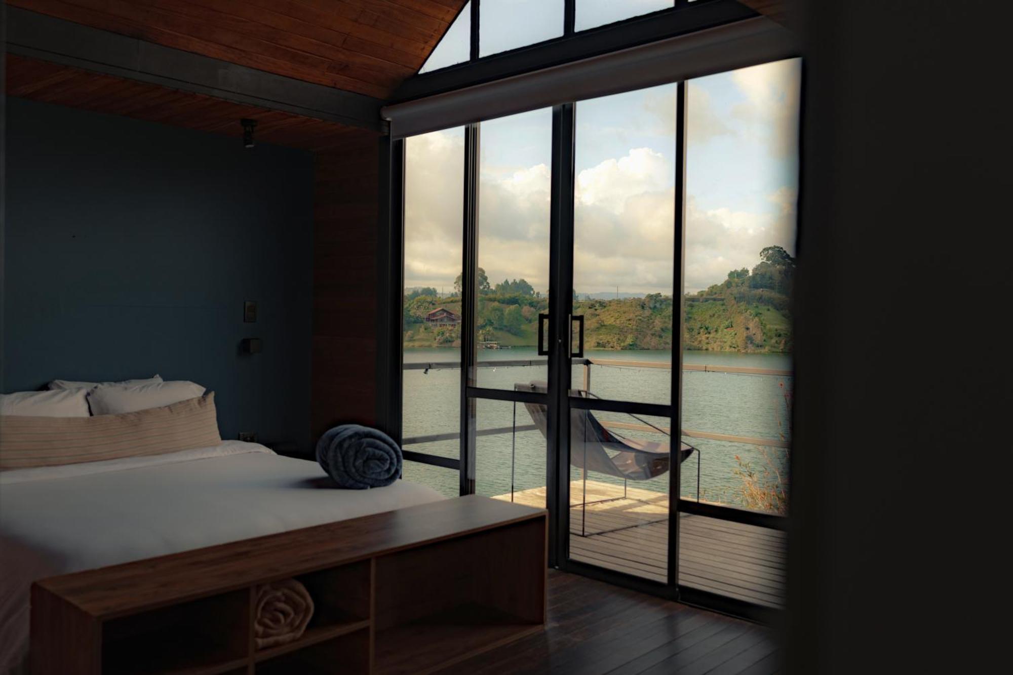 The Boato Hotel Guatapé Екстериор снимка A bedroom with a view of the river