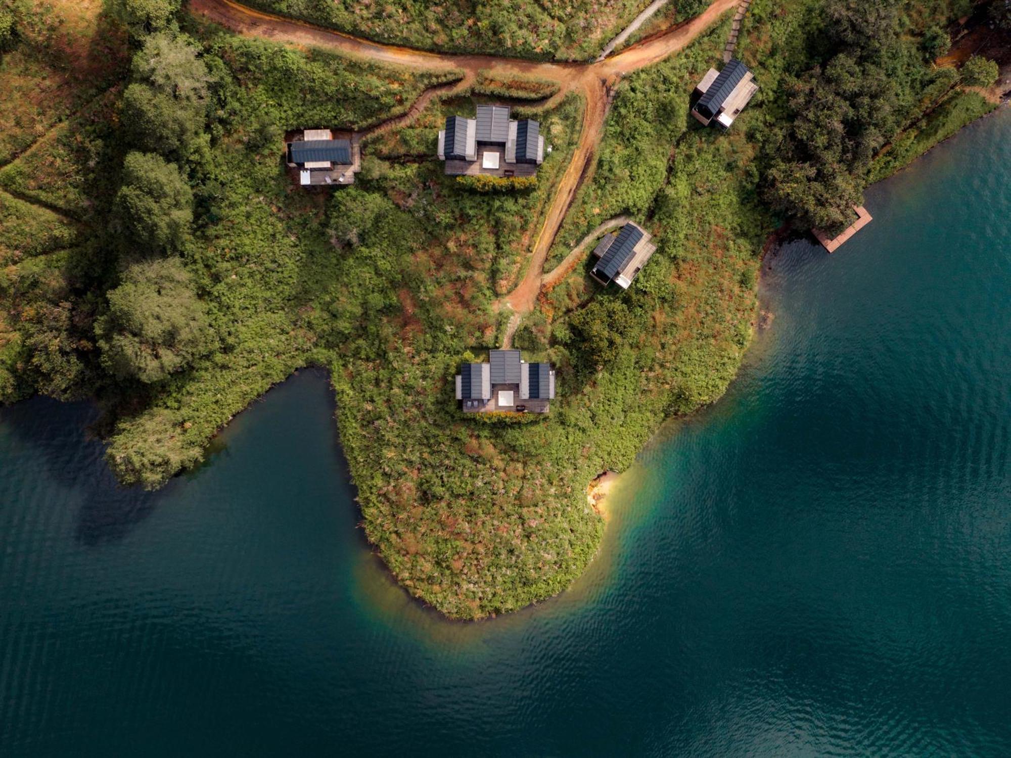 The Boato Hotel Guatapé Екстериор снимка Aerial view of the lake